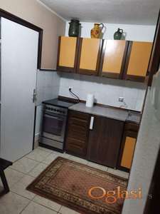 Izdajem opremljenu garsonjeru Novi Sad 200 eura ukljucujuci sve racune